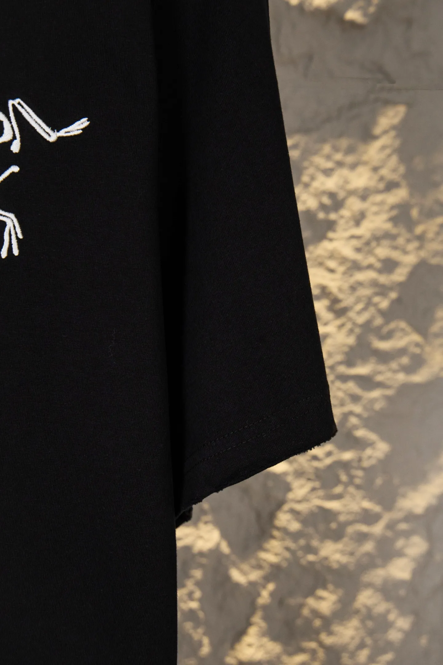 ：Y 100 ARC'TERYX 26ss New Arrival T ， ，Breathable ， 。 ， ， ， Same Style 。 ， ， ； logo， ， 。Classic Versatile ， 、 ， 、 、 。 ， ， ！ ：Black White Size：S-XL